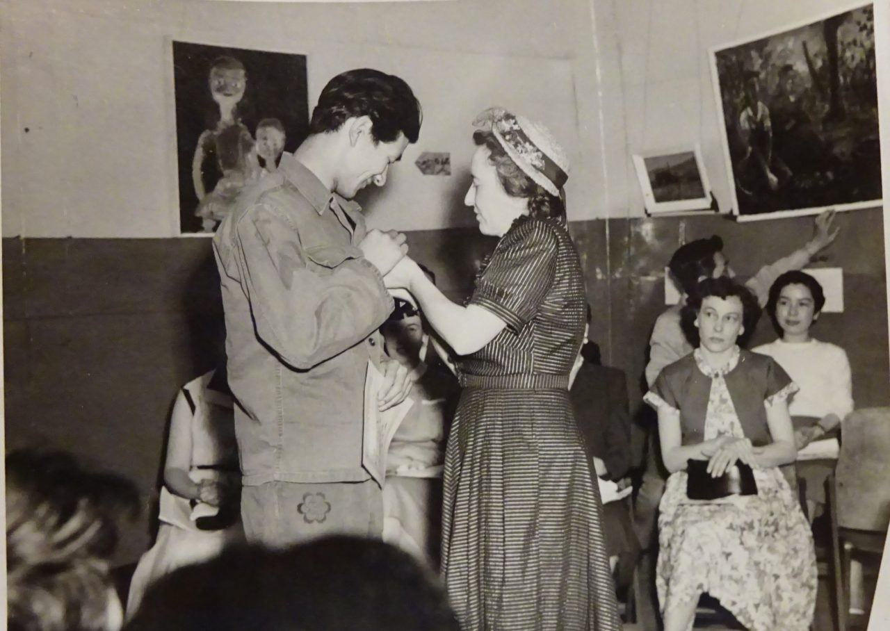 駐留軍に勤務。絵画展での授賞式。1954－55年頃　モトナガ資料研究室提供
